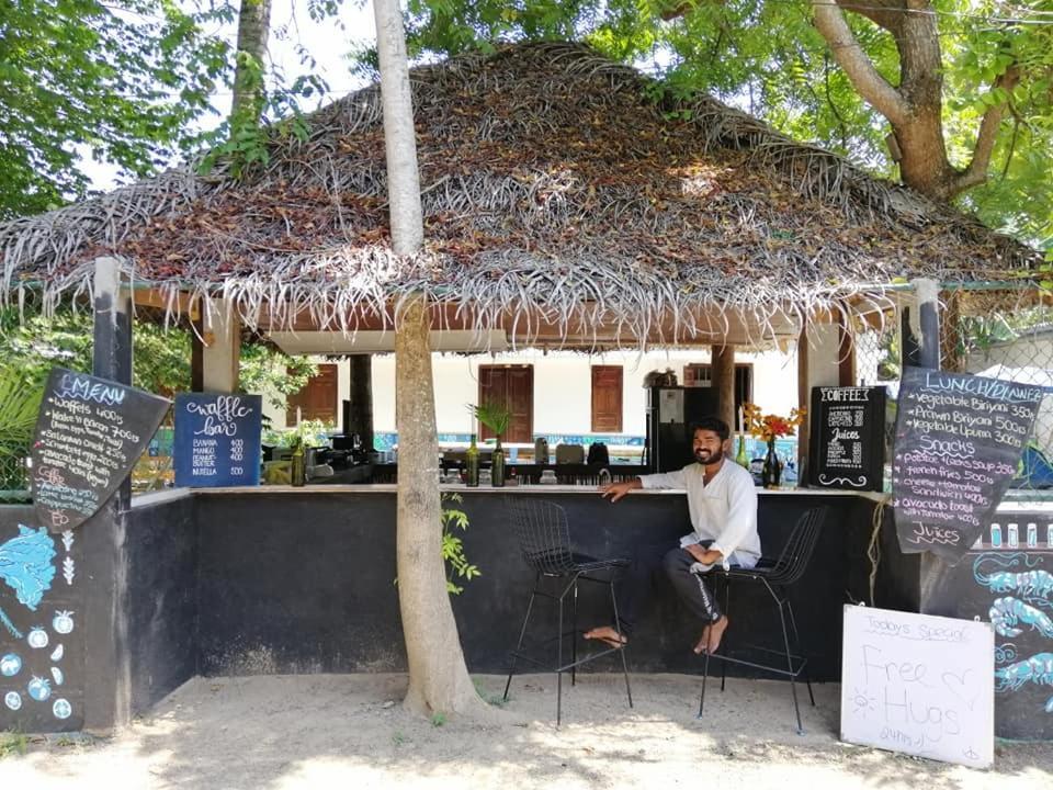 Hostel First Mirissa Exterior foto